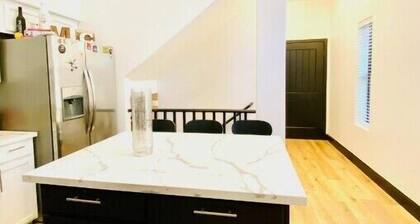 Gorgeous 3BR/3BA a mile from ASU, minutes from airport, Scottsdale & Whole Foods