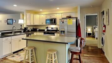 House, Multiple Beds, Hot Tub | Private kitchen | Fridge, microwave, oven, stovetop