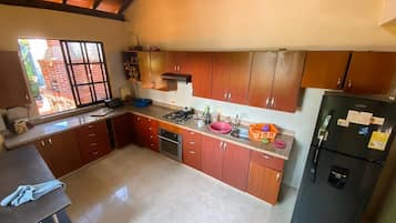 Frigorífico, horno y utensilios de cocina