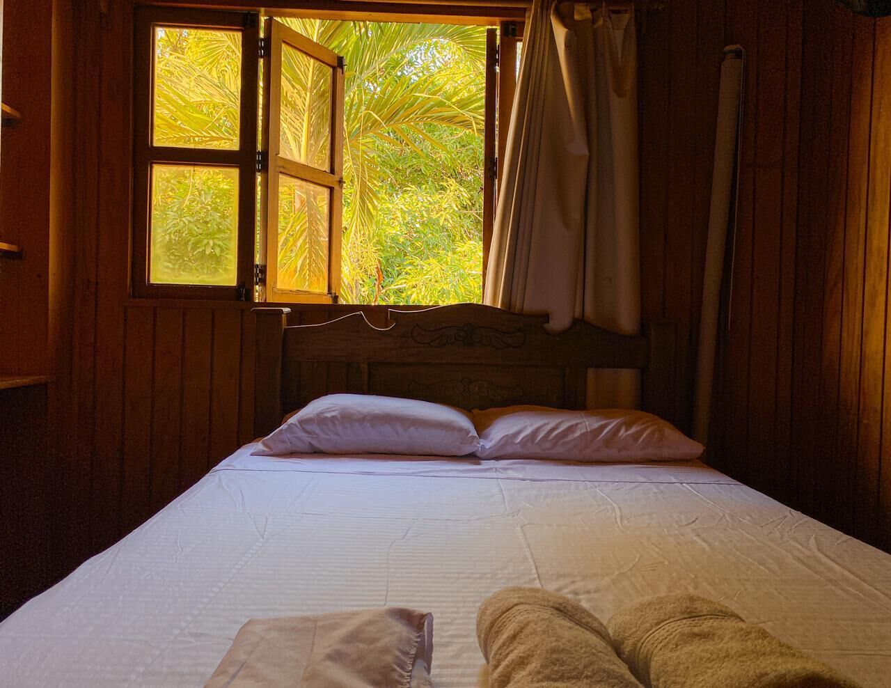 5 bedrooms, iron/ironing board, WiFi, bed sheets