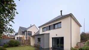 A modern two-story house with a flat roof, large windows, and a well-maintained lawn. - Rosamaris - Maison pour 8 avec jardin (Saint-Malo)