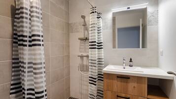 SĂšche-cheveux, serviettes fournies