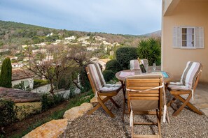Outdoor dining - La Joliette - Parking privé et piscine partagée (Cabris)