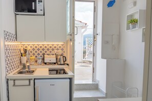 Full-size fridge, microwave, oven, stovetop