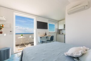 House | Premium bedding, Select Comfort beds, free minibar, in-room safe