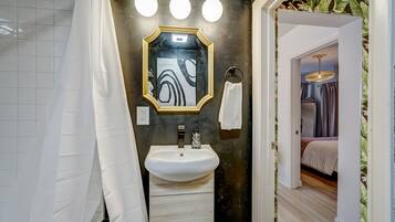 Asciugamani, sapone, shampoo, carta igienica