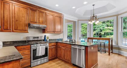 Palatial 8BR: Pool/ Spa/ Cinema/ Indoor Pickleball, Sleeps 24+