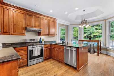 Palatial 8BR: Pool/ Spa/ Cinema/ Indoor Pickleball, Sleeps 24+