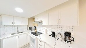 Een koelkast, een microgolfoven, een oven, een kookplaat