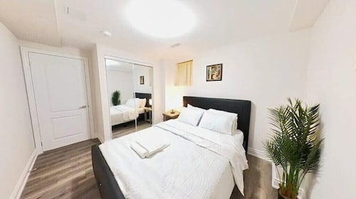 2 bedrooms apt 15 minutes toToronto airport