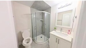 Regadera, secadora de cabello, toallas, jabón 