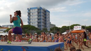 A beach with a stage and a crowd of people. - Condominio Giardino C (San Michele al Tagliamento)