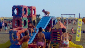 A beach play area with colorful structures and slides. - Felice CPT in Bibione (San Michele al Tagliamento)