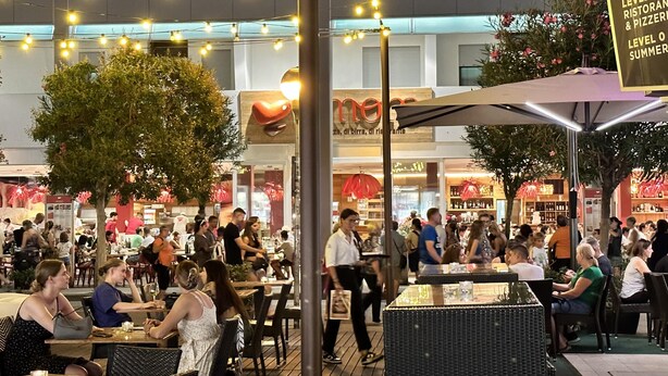 An outdoor dining area with string lights, tables, and chairs. - Holiday B A in Bibione (San Michele al Tagliamento)