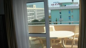 A balcony with a table and chairs, a view of a building with balconies, and a sign reading "HOTEL Cà d'Ono". - Horizon 42 in Bibione (San Michele al Tagliamento)
