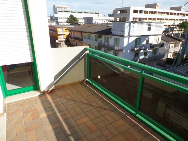 Apartment, Smoking