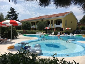 Villa, fumatori | 4 camere