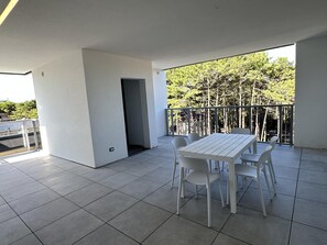 Apartment, Smoking