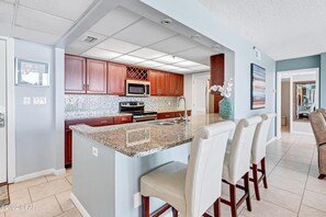 Een magnetron, een oven, een kookplaat, een vaatwasser