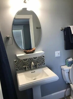 Douche, sèche-cheveux, serviettes fournies, papier toilette
