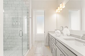 Shower, hair dryer, bidet, towels