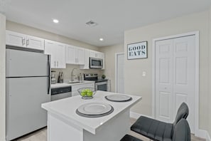 Refrigerador, microondas, horno, placa de cocina