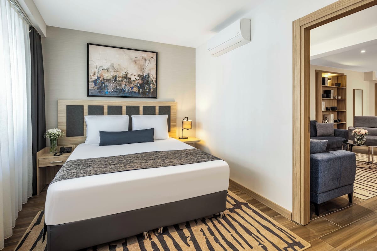2 bedrooms, hypo-allergenic bedding, minibar, in-room safe