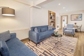 Seniorisviitti | Olohuone | 50–tuumainen äly-TV, jossa satelliittikanavat