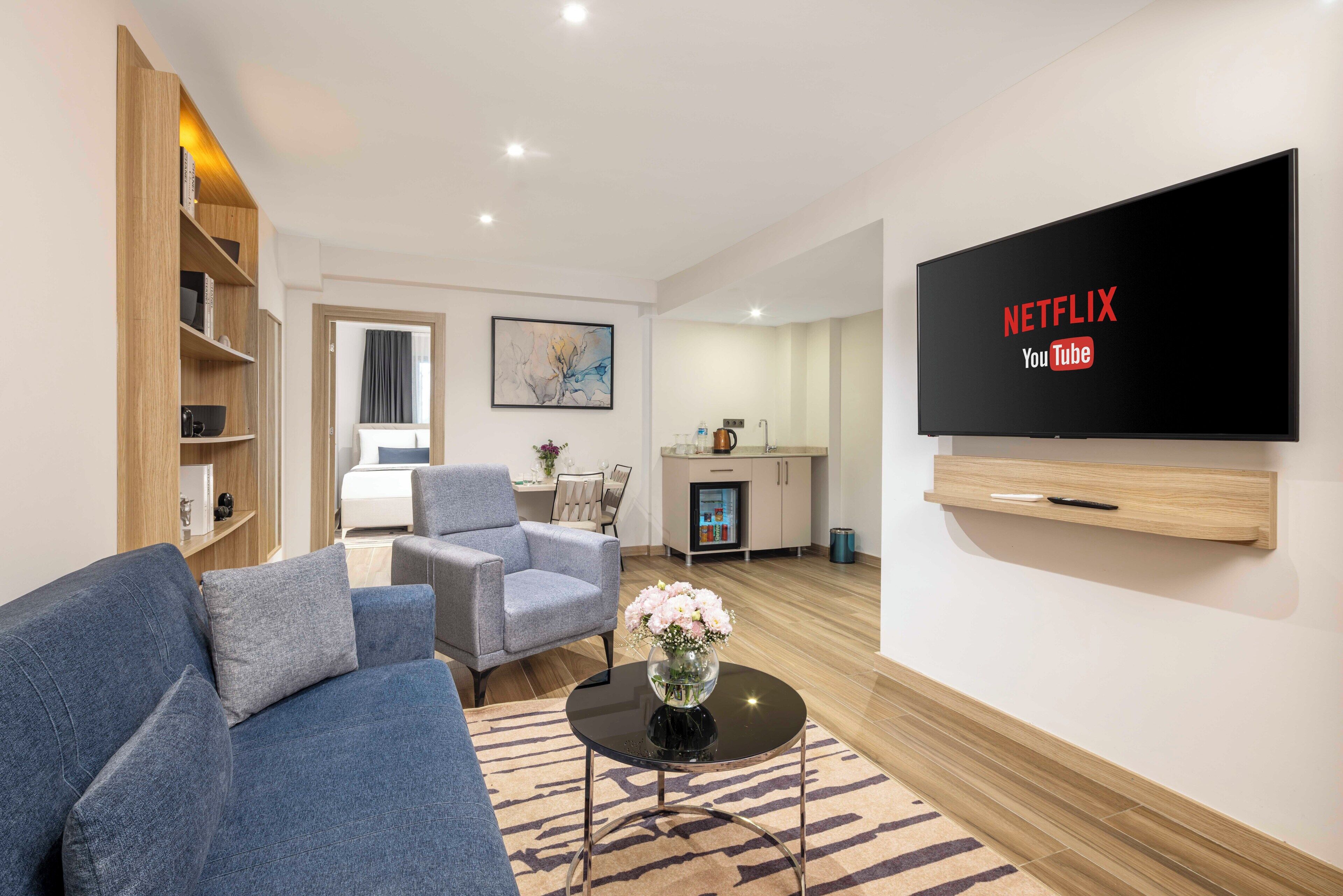 品质套房 | 客厅 | 50-英寸智能电 视（配备卫星频道）