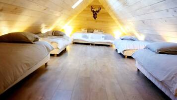 4 dormitorios, tabla de planchar con plancha, cuna de viaje