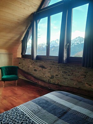 4 bedrooms, iron/ironing board, travel cot, free WiFi