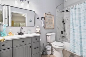 Shower, hair dryer, towels - 3BR condo with many upgrades and Minion room (Davenport)