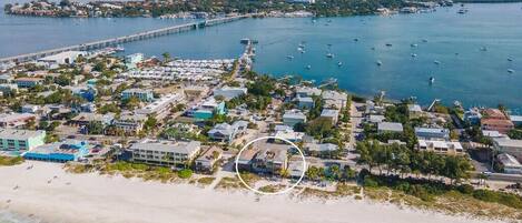 Plage, chaises longues, serviettes de plage