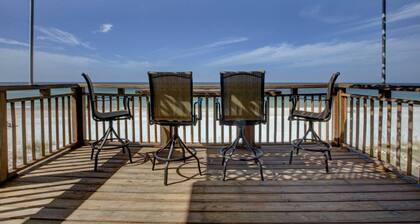 Beachfront Top Floor-2 Bed/2Bath-Sunset Balcony/Walk to all Restaurants/Shops!!!
