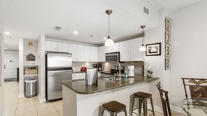 Een koelkast, een microgolfoven, een oven, een kookplaat