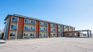A multi-story hotel with a flat roof, large windows, and a covered entrance. - Comfort Inn Battle Mountain - Midway Between Elko and Winnemucca (Battle Mountain)