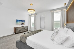 6 bedrooms, desk, iron/ironing board, free WiFi - New Listing! Champions Gate Resort, 10mi to Disney & 21mi to Universal - FS385207 (Davenport)