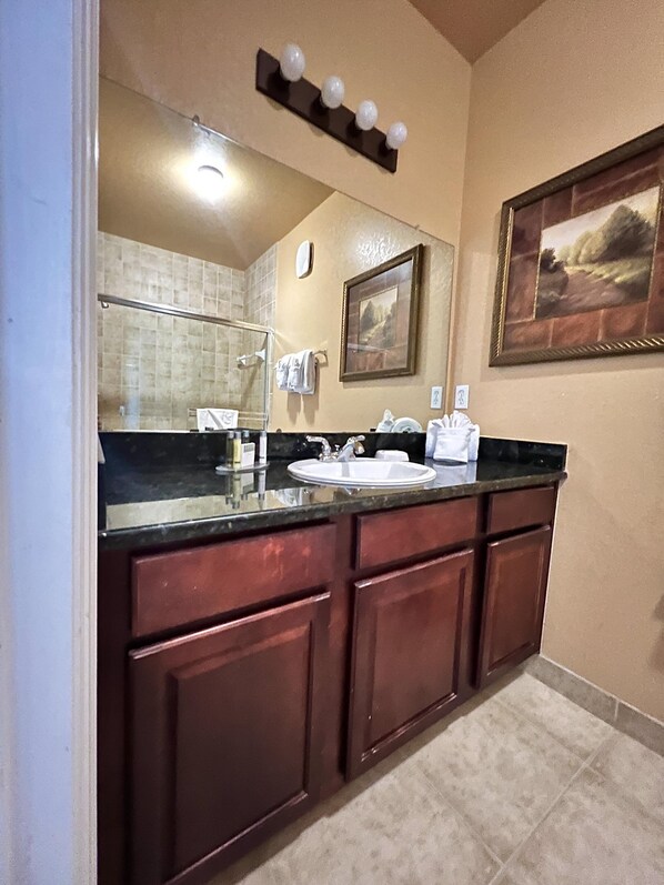 Dusj, hårføner og håndklær