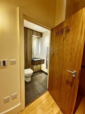 Shower, hair dryer, towels, shampoo - Wood studio flat (London)