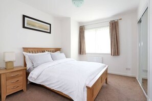 2 Schlafzimmer, Schreibtisch, Bügeleisen/Bügelbrett, kostenloses WLAN