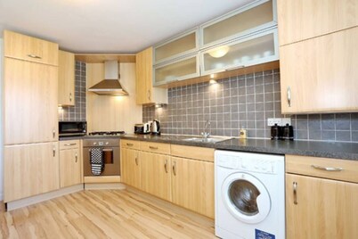 2-Bed Condo Best of Beach & City, FREE Parking!
