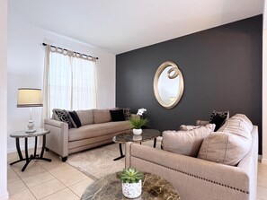 Televisión, reproductor de DVD y futbolito 