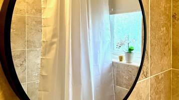 Rumah | Kamar mandi | Kombinasi shower/bathtub, bathtub besar, pengering rambut, dan handuk