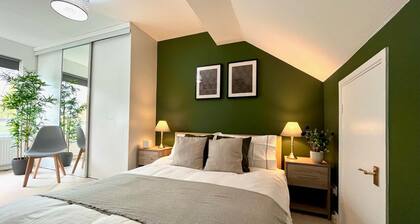 Charming Home Near Gatwick Airport