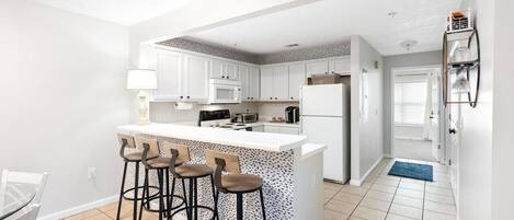 Frigorífico, microondas, horno y placa de cocina