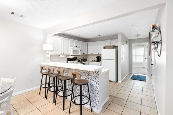 Een koelkast, een microgolfoven, een oven, een kookplaat