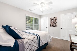4 habitaciones, escritorio y tabla de planchar con plancha