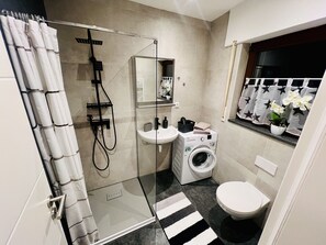 Een haardroger, handdoeken, toiletpapier