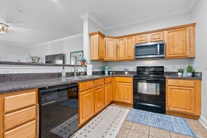 ثلاجة، ميكروويف، فرن، موقد طهي مسطح