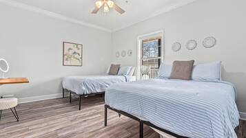 2 makuuhuonetta, työpöytä, silitysrauta/-lauta, vauvan matkasänky